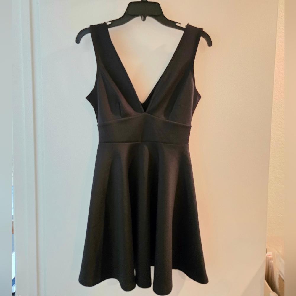 NWT Forever 21 V Neck Little Black Dress feat. Cut out on the back Size M